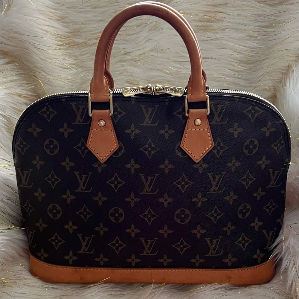 🔴SOLD🔴 AUTHENTIC LOUIS VUITTON
Vintage Monogram Alma MM